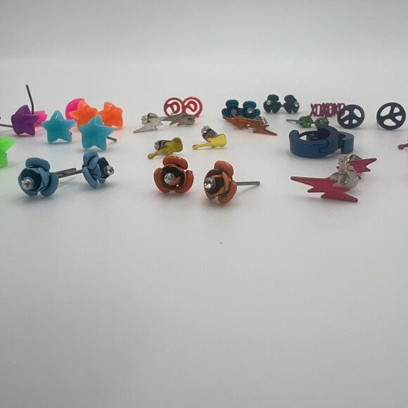 Earring Lot - 20 Pair and 8 Singles of Fun and Funky Stud Earrings - Picture 9 of 11